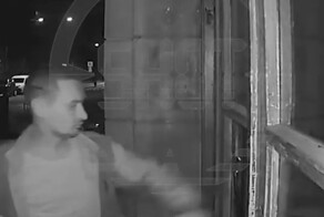 В Питере агрессивный мужчина в погоне за матерью с ребёнком пытался снести входную дверь парадной