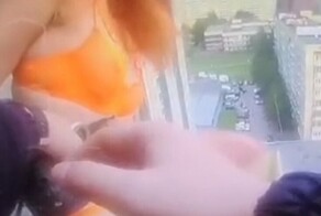 В Петербурге полуголая барышня пыталась спрыгнуть с 15 этажа и сопротивлялась при спасении