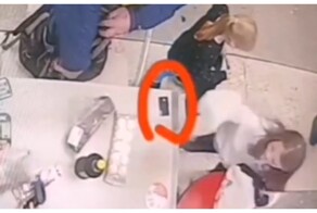 Мужчина забрал себе карту, которую обронила девочка