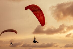 В аэропорту Чебоксар перед взлетающим самолетом приземлилась парашютистка
