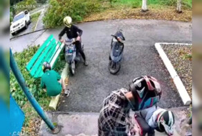 В Приморье на камеры видеонаблюдения попали подростки, которые втыкают в скамейку иглы от шприцов