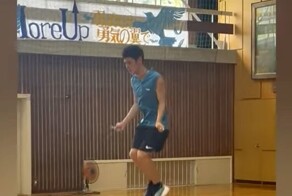 Японец напрыгал на необычный рекорд Гиннеса — за один прыжок парень прокрутил скакалку восемь раз