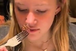 Вегетарианка впервые за пять лет пробует мясо
