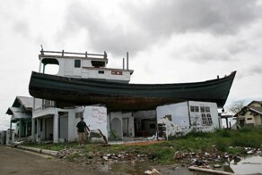 Почему в городе Индонезии много лет стоит лодка на крыше дома и баржа посреди города