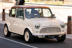 Классический Mini переделали в полноценный электромобиль