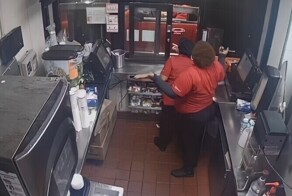 Продавщица фастфуда выстрелила в клиента, который пожаловался на неполный заказ