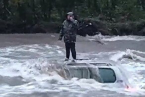 Скандальный экс-депутат Редькин едва не утонул во время переправы через реку на Камчатке