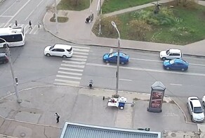 Коляска укатилась на дорогу, пока женщина залипала в смартфоне