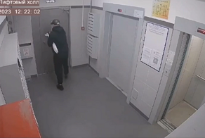 В Нижнем Новгороде мужчина с битой набросился на детей во дворе