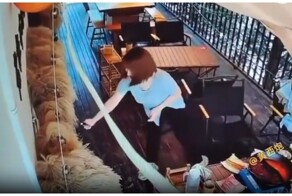 Девушка подожгла предмет интерьера в кафе