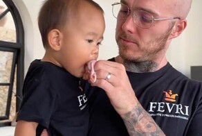 Блогер кормит годовалого сына сырым мясом — и даже бычьими тестикулами