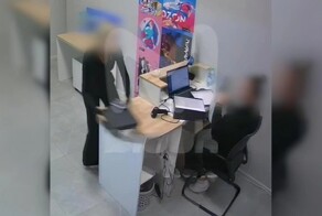 14-летняя школьница мощно атаковала сотрудницу пункта выдачи — в неё полетела коробка с обувью