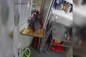 В Уссурийске неизвестный украл женскую сумочку из киоска через окошко