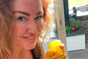 Модель Playboy променяла съемки и гламур на швабру уборщицы - и счастлива