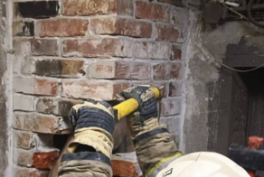 "Так много вопросов": в Калининградской области пожарные вызволили голого мужчину из дымохода