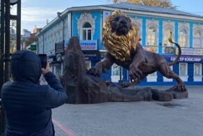 «Мы сильные духом, поэтому у нашего льва золотые яйца»: в Екатеринбурге поставили необычный момент и местные жители удивились