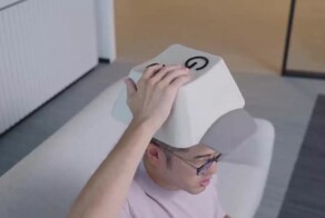 Ребята из Google Japan создали кепку-клавиатуру, на которой можно печатать