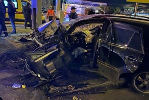 Пьяный водитель врезался в столб