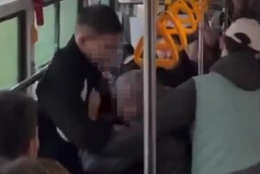 "Вы же убьёте друг друга!": в Казахстане подросток напал на деда, не желая уступать ему место в автобусе