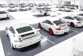 56 редких белых спорткаров Porsche распродадут на аукционе