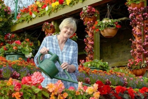 Она очень любит цветы (5 фото)