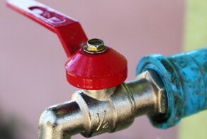 Житель Подольска прикоснулся к трубе в ванной и погиб от удара током