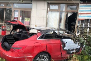 Пьяный водитель врезался в алкомаркет и загорелся