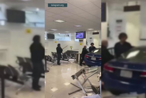 В США на автомобиле протаранили генеральное консульство Китая