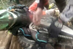 Гонщице зажало руку между колесом и цепью