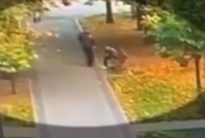 В Москве двое мужчин отобрали телефон у школьницы прямо средь бела дня: все это попало на видео