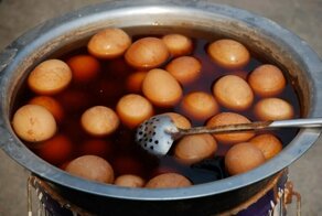 Яйца, сваренные в моче мальчиков — необычный китайский деликатес