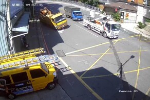 Пожилой водитель грузовика чудом остался жив
