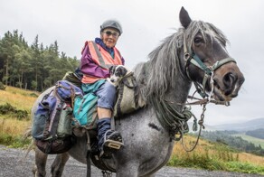 82-летняя туристка проехала на пони 965 км вместе с собакой