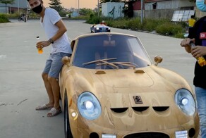 Вьетнамский мастер строит суперкары из дерева для своего сына