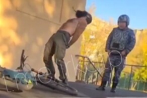 Неадекватного мужчину с ножом задержали рядом со школой в Иркутске