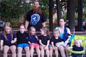 Отец детей-вундеркиндов заявил, что зарабатывает 50 тысяч в месяц и хочет квартиру побольше от властей