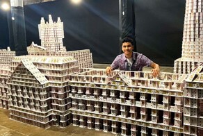 Терпеливый школьник собрал огромный карточный домик