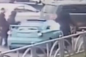 В Екатеринбурге пьяная компания попыталась отобрать авто на глазах его владельца