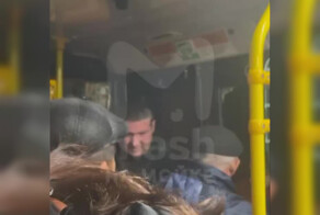 Пассажир автобуса разбил окно в салоне, чтобы не стоять в пробке