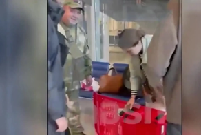 Россиянин не попал на самолёт из-за сумки, застрявшей в рамке для ручной клади