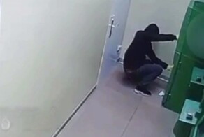 Мужчина в маске и капюшоне попытался украсть из банкомата денежные средства