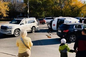 Скорая помощь вместе с пациентом перевернулась в Комсомольске-на Амуре