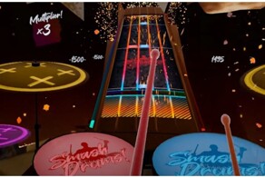 Игра на барабанах в шлеме виртуальной реальности