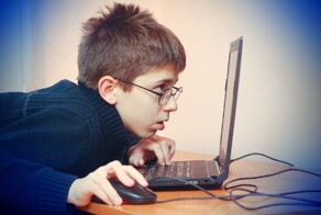 Отец года: рассердившись на сына-геймера, батя соврал полицейским, что тот напал на него с ножом