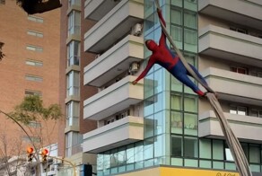 Чудак в костюме Человека-паука развлекает прохожих