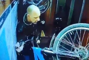 Лысый мужчина украл велосипед из подъезда