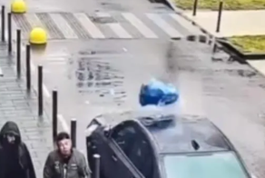 В Котельниках на припаркованный автомобиль выбросили мешок с мусором