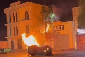 Врезались в дерево и загорелись