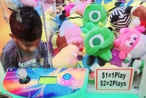 Трехлетний сорванец забрался в автомат с мягкими игрушками