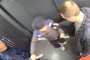 Мужчина в лифте толкнул мальчика-аутиста и попал под проверку Следственного комитета